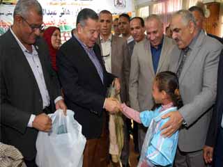 تسليم الزى المدرسى لـ5 آلاف أسرة ببنى سويف