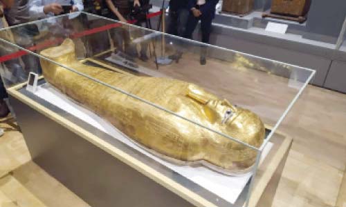 استعادة تابوت الكاهن «نچم عنخ» المذهب من أمريكا