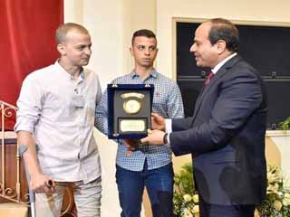 «السيسى» يكرم رئيس الأركان الأسبق وأحد أبطال الصاعقة