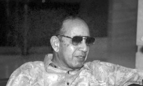 «د. محمد حسن عبداللهو» أستاذ النقد والبلاغة بجامعة الفيوم: جائزة نوبل منحازة ومسيسة