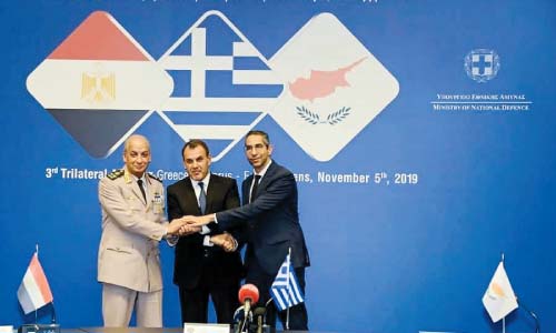 وزير الدفاع يعود إلى أرض الوطن بعد زيارته الرسمية إلى اليونان