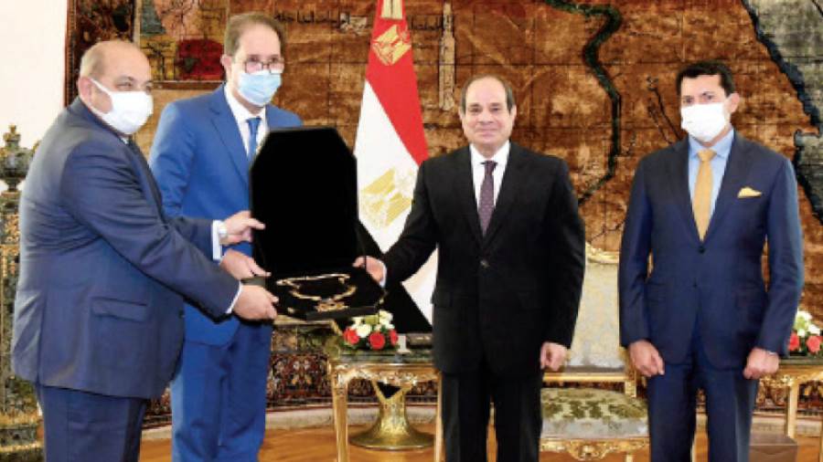 الرئيس يتسلم وسام الاستحقاق الخاص باللجنة الأوليمبية الإفريقية
