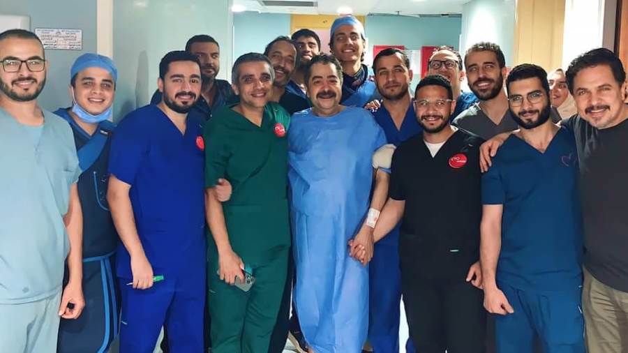 طارق عبدالعزيز يتوسط الفريق الطبى المعالج له