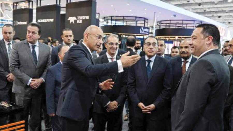 المهندس ياسر شاكر الرئيس التنفيذى لأورانج مصر يستعرض أحدث خدمات أورانج أمام رئيس الوزراء د. مصطفى مدبولى
