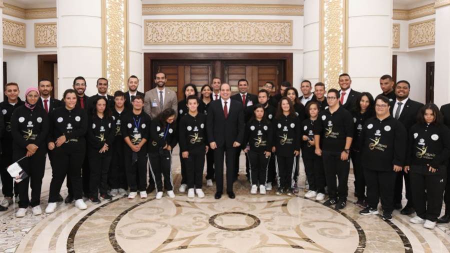 الرئيس عبدالفتاح السيسى مع أبطال قادرون باختلاف