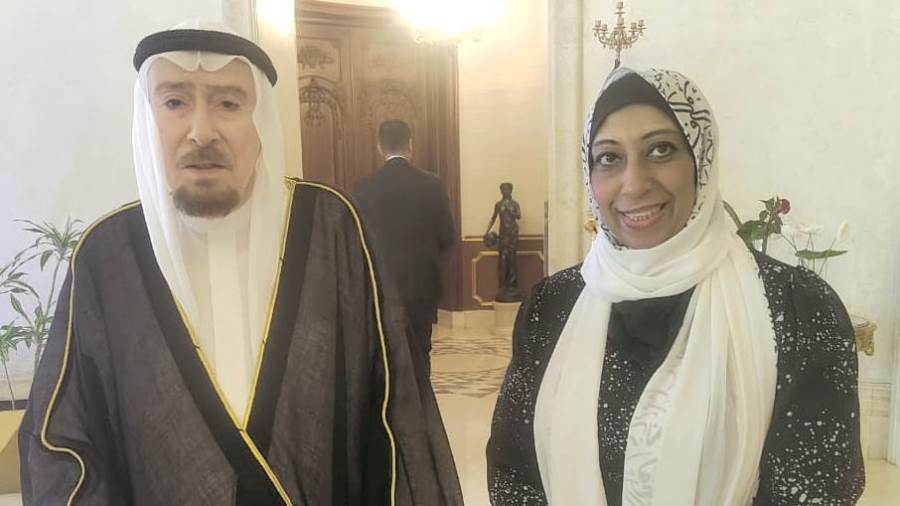 محررة روزاليوسف خلال حوارها مع مستشار رئيس الإمارات