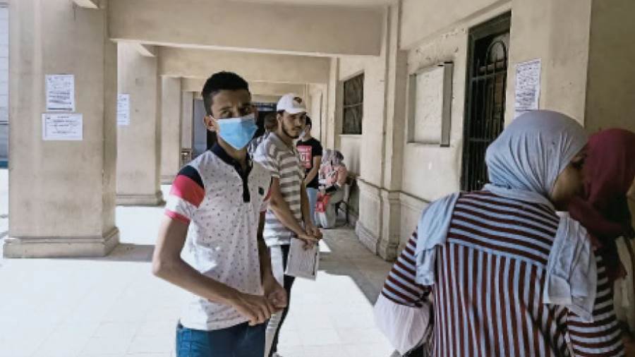 طلاب الثانوية العامة أثناء تقديم التظلمات بالوزارة