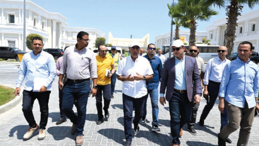 رئيس الوزراء فى إحدى الجولات
