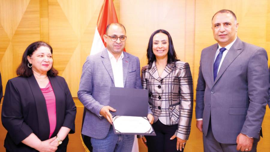 الزميل عبدالوكيل أبو القاسم أثناء تكريمه من وزيرة التضامن