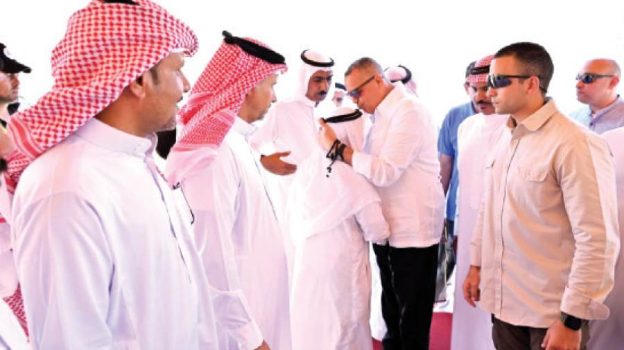 اللواء دكتور خالد مبارك مع أهالى جنوب سيناء