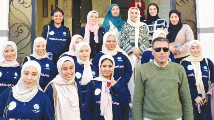 محمد منير مع نزيلات بيوت الطالبات