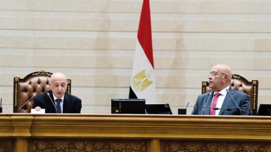 عقيلة صالح أثناء إلقاء كلمته أمام البرلمان برفقة المستشار هشام بدوى