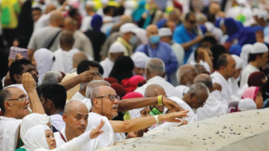 الحجاج يرمون الجمرات أول أيام التشريق
