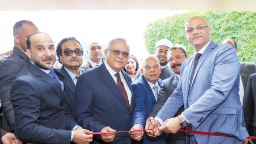 د. أحمد زايد مدير مكتبة الإسكندرية خلال افتتاح المعرض