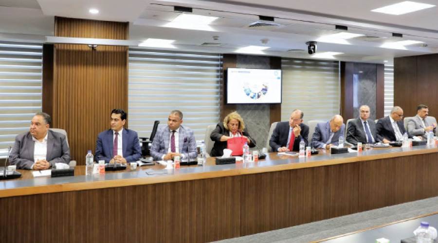 جانب من حوار وزير البترول مع نخبة من الإعلاميين والصحفيين