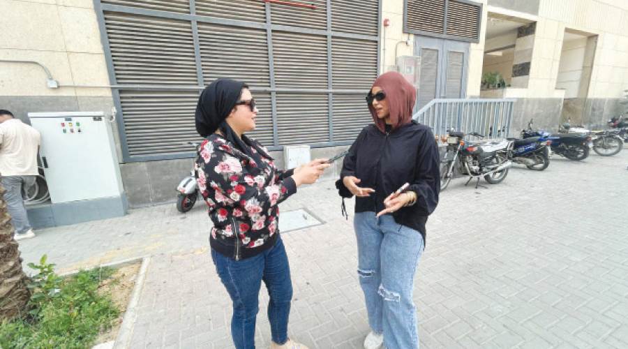 محررة روزاليوسف بصحبة أحد الأهالى