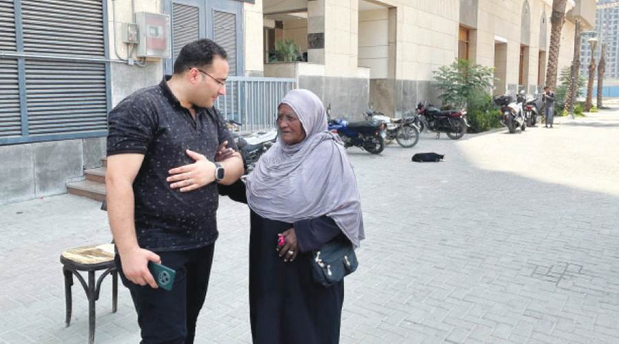 محرر روزاليوسف بصحبة أحد الأهالى