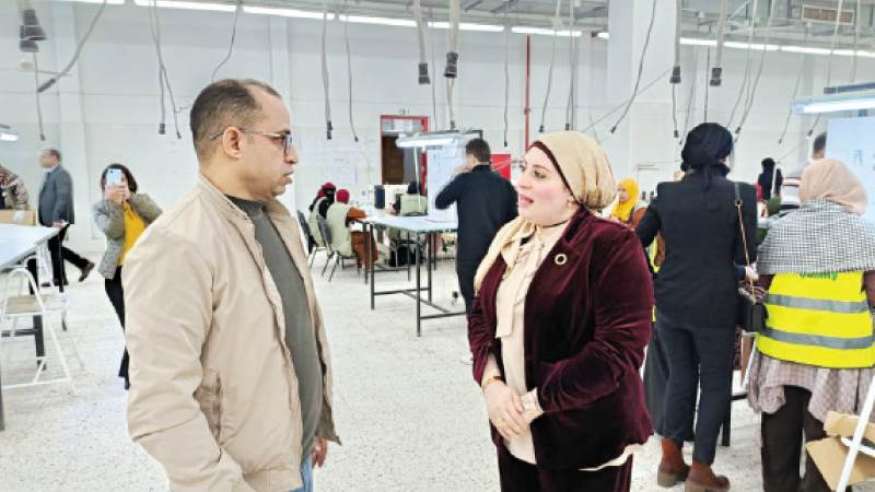 مديرة مؤسسة «النداء» مع محرر روزاليوسف