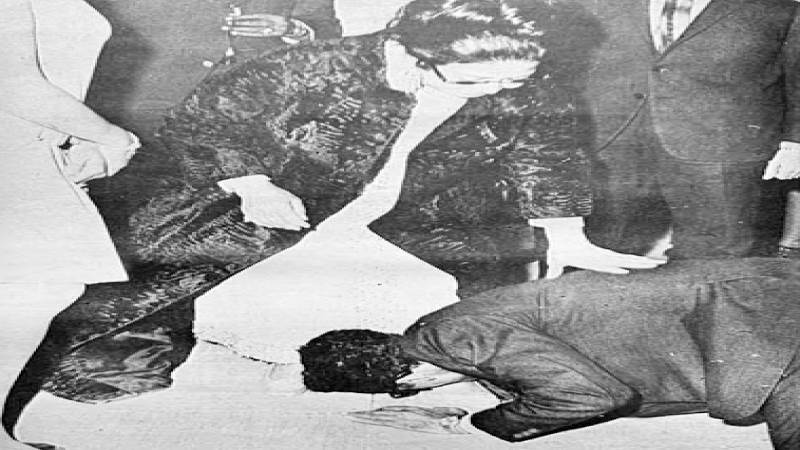 شاب عربى يقبل قدميها فى فرنسا