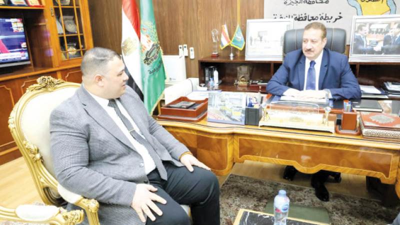 محافظ المنوفية مع محرر روزاليوسف