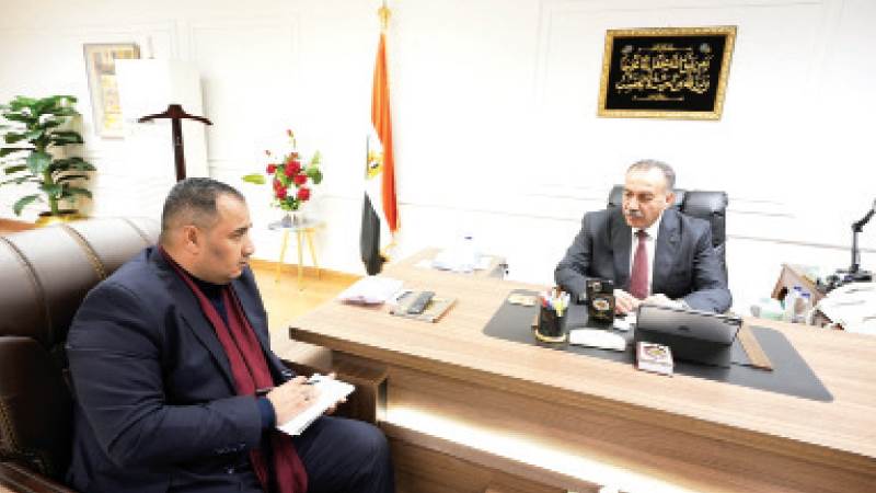 محرر روزاليوسف خلال حواره مع المحافظ