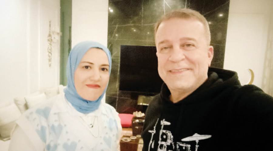 شريف منير مع محررة «روزاليوسف»