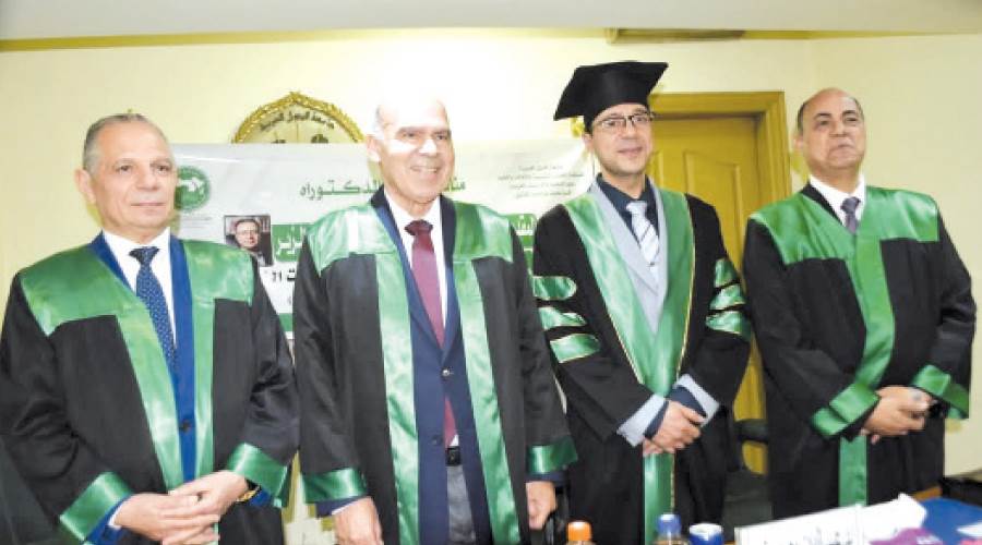 هانى عبدالله يتوسط لجنة المناقشة.. تصوير - حسن جابر