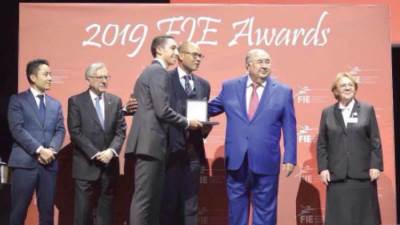 مصر تنظم كأسى عالم الناشئين والكبار للسلاح 2021.. والاتحاد الدولى يكرم «حمزة» 