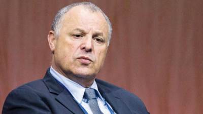 «أبوريدة» يفاضل بين ألمانى وإنجليزى لرئاسة لجنة الحكام