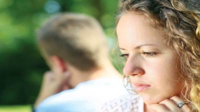 زوجات يستغثن من تجاهل الأزواج.. ويروين قصصهن بالدموع