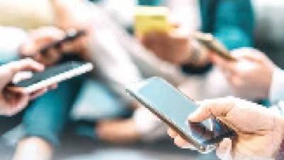 «الاتصالات» تحكم قبضتها على الأجهزة المهربة