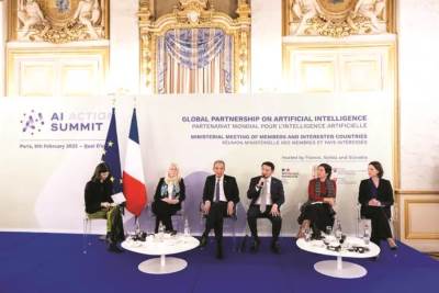 وزير الاتصالات يبحث مع رئيس «إيرباص» العالمية إنشاء مركز تطوير فى مصر