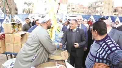 سيارات تجوب القرى والعزب لتوفير احتياجات المواطنين