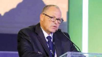 إيقاف حكم لعدم وقوفه دقيقة حدادًا على وفاة ميمى الشربينى