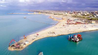 تطوير شامل لشبكات الطرق ووسائل المواصلات وإنشاء موانئ حديثة