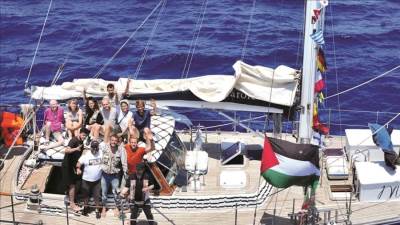 «اعتقال الحرية».. إدانات دولية لانتهاكات إسرائيل بحق نشطاء السفينة مادلين