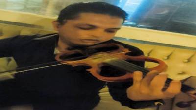 «أحمد فهمى» عازف الكمان 