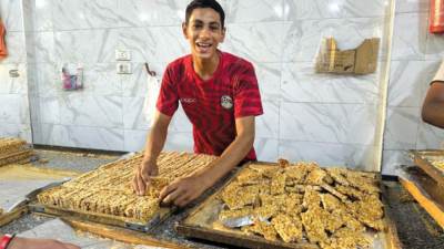 حلاوة المولد.. طقس يروى حكاية المصريين  بين الماضى والحاضر