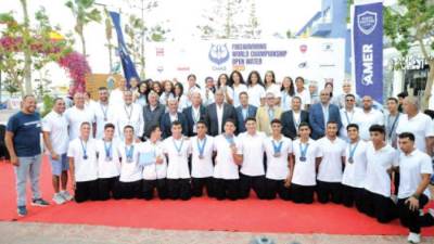 منتخب السباحة بالزعانف يتوج  ببطولة العالم للكبار والناشئين