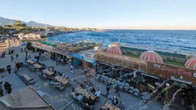 مائدة إفطار بمساحة 1500 متر تجمع المواطنين والسائحين فى «دهب»