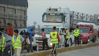 «التمر أولًا».. شهامة البورسعيدية تجبر العابرين على الإفطار لحظة الأذان