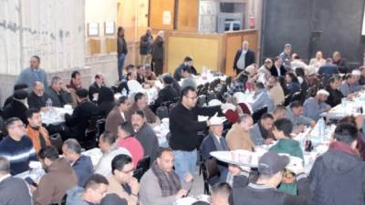 300 وجبة للمسافرين وأهالى المرضى أمام المستشفيات بـ«الدقهلية»