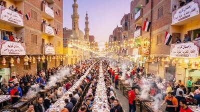 «المطرية».. روح التكافل تتجلى على أكبر مائدة شعبية