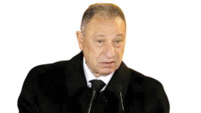 هل يكرر الأهلى ورطة «العقود الفلكية» ويتجاهل أزمات «أوضة اللبس»؟
