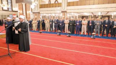 الرئيس السيسى  أدى صلاة العيد وشهد شعيرة الأضحية وشارك كبار رجال الدولة وقادة الجيش والشرطة وممثلى مختلف المؤسسات الصحفية والإعلامية الإفطار