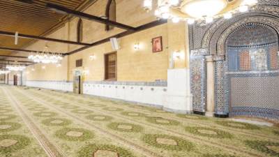 مسجد الإمام الحسين يُفرش بالسجاد الأخضر